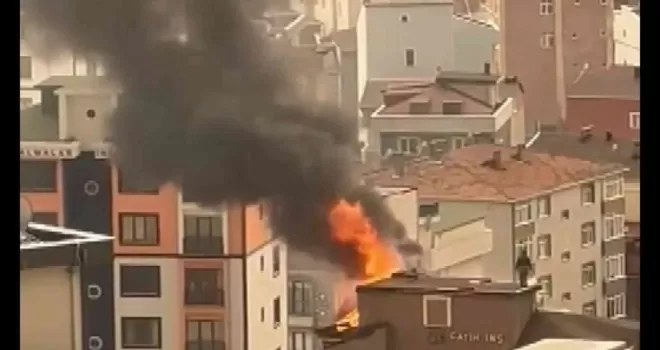 Çatıdaki işçi alev alev yanan çatıdan inmedi
