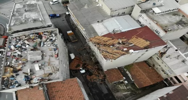 Çatılar uçtu, eşyalar ortalıkta kaldı
