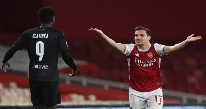 Cedric Soares, Arsenal’de kalıyor
