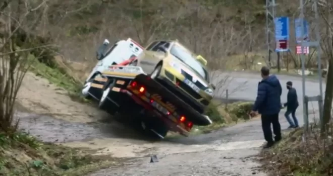 Çekici üzerindeki araçla devrildi
