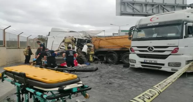 Çekmeköy’de 2 hafriyat kamyonu çarpıştı: 1 yaralı
