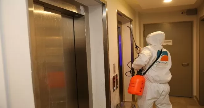 Çekmeköy’de korona virüse karşı asansörler dezenfekte ediliyor
