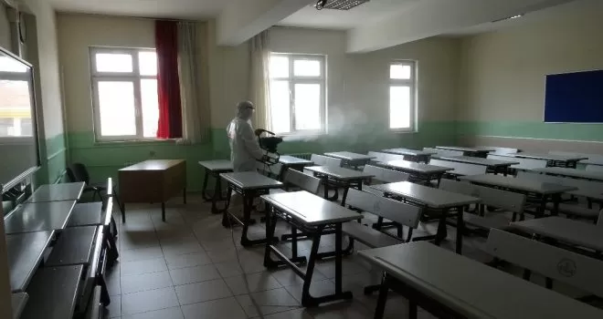 Çekmeköy’de okullar LGS sınavına girecek öğrenciler için dezenfekte edildi
