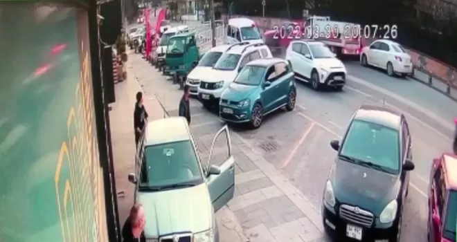 Çekmeköy’de otomobil ile kamyonet kafa kafaya çarpıştı: 3 yaralı
