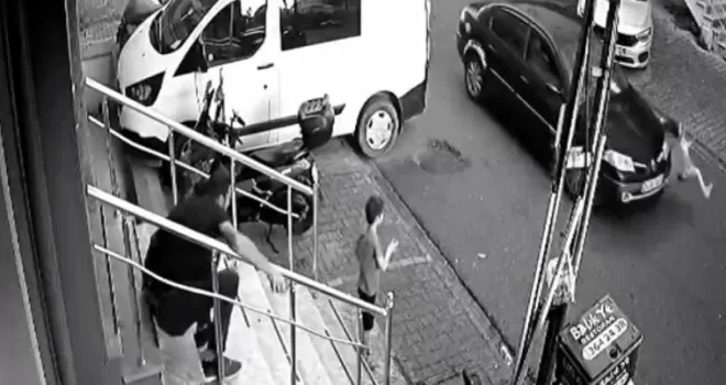 Çekmeköy’de otomobilin çocuğa çarpma anı kamerada
