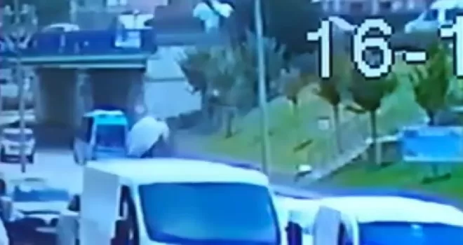 Çekmeköy’de ticari aracın kaldırımdaki 3 kişiye çarpma anı kamerada
