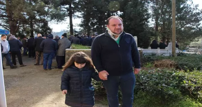Cenaze taşıyan yolcu otobüsünde ölen 3 kişi toprağa verildi
