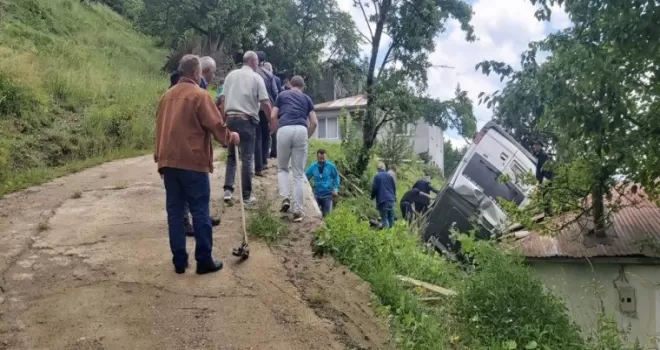 Şalpazarı'nda cenaze giden araç devrildi: 8 yaralı