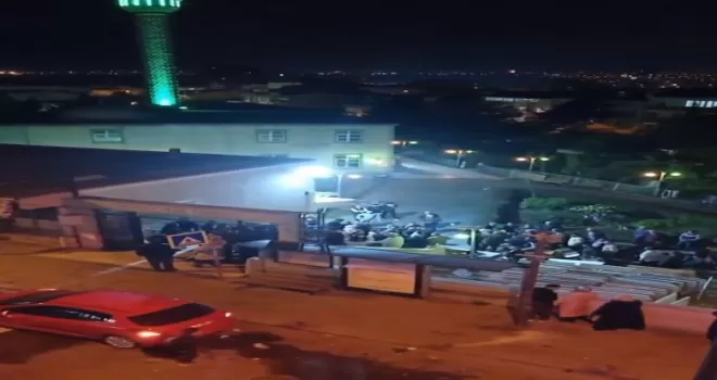 Cenazeyi bırakıp kavga ettiler
