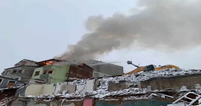 Çengelköy’de kentsel dönüşüm alanında yangın
