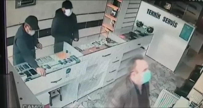 Cep telefonu dükkanından hırsızlık kamerada
