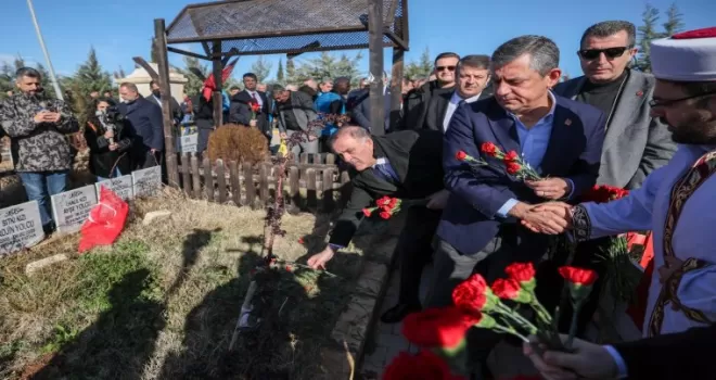 CHP Genel Başkanı Özgür Özel Adıyaman’da... Deprem şehitliğini ziyaret etti