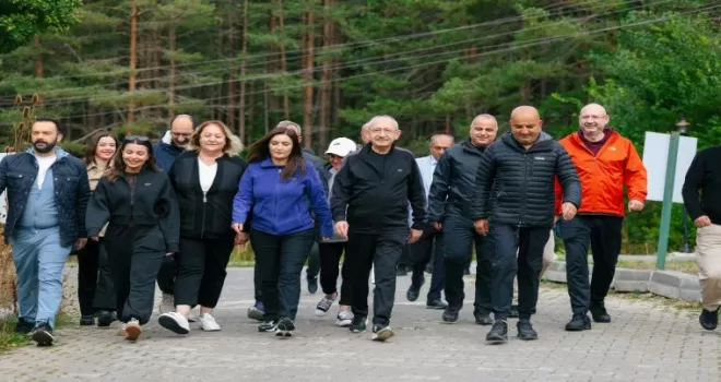 CHP lideri Kılıçdaroğlu kampın son gününe göl kenarında yürüyüşle başladı