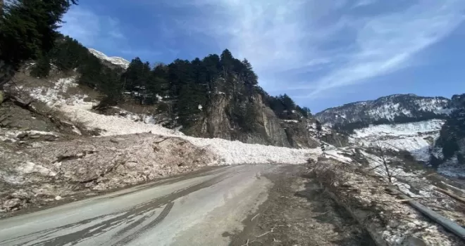 Çığ nedeniyle Araklı-Bayburt yolu ulaşıma kapandı