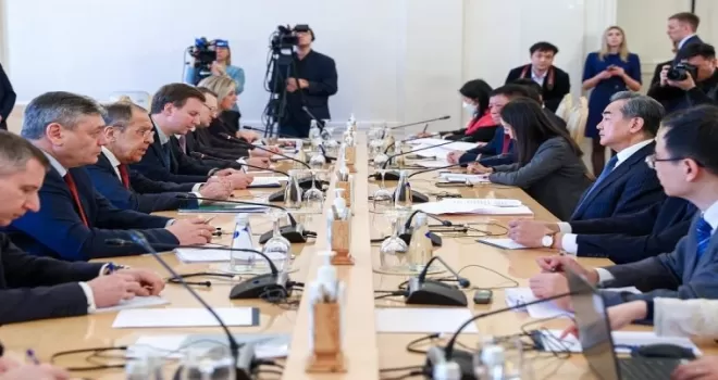 Çinli diplomat Wang: “Rusya ve Çin, çok kutuplu dünyaya bağlı“
