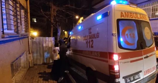 Cinnet geçiren genç kendini bıçakla yaraladı
