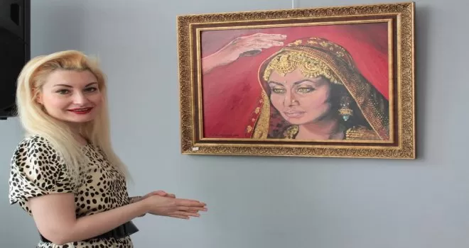 Çizdiği resimlerle umutsuzluğun önüne geçen kadınları betimliyor
