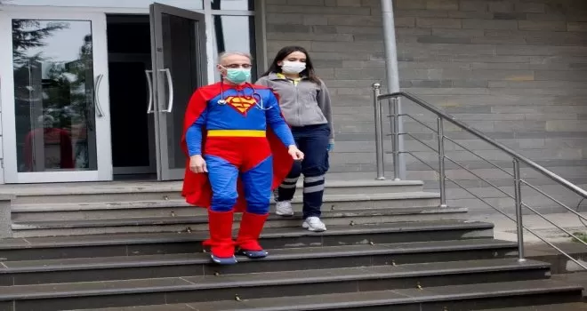 Çocuk hastalara Süpermen kıyafetli doktor sürprizi
