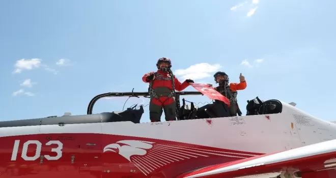 Çocuklar kokpit içerisinde HÜRKUŞ ile uçtu
