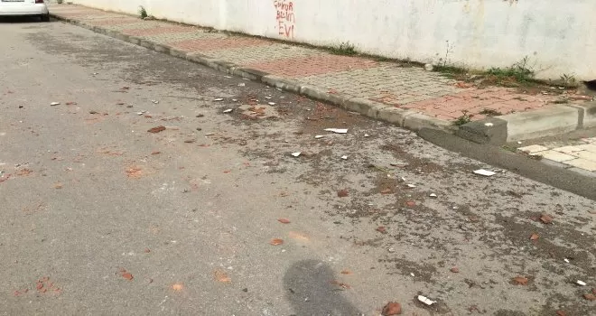 Çocukların bahçesinde oyun oynadığı binaya yıldırım düştü

