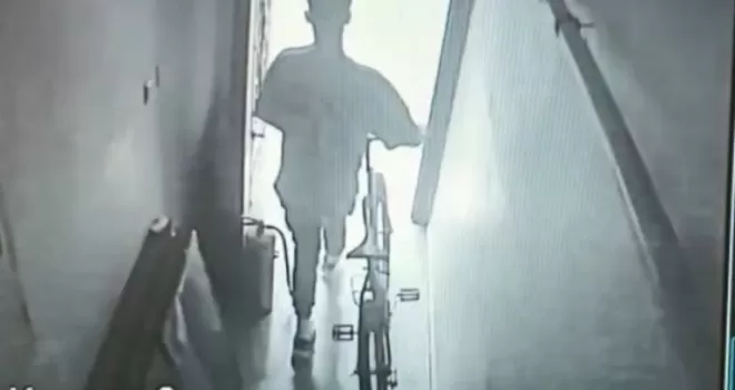Çocukların kabusu olan bisiklet hırsızı kamerada
