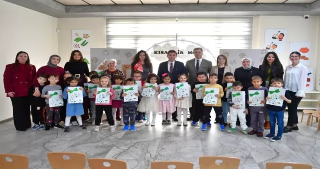 Çocukların karnelerini Başkan Erkan Aydın verdi