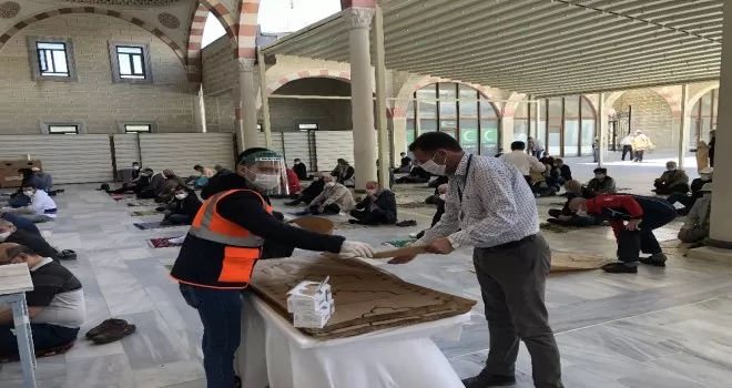 Cuma namazında vatandaşlar camilere akın etti
