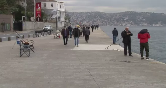 Cumartesi kısıtlaması kalktı, vatandaşlar soluğu sahilde aldı
