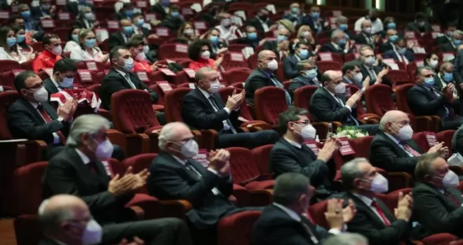 Bakan Koca: "Geçen haftaya göre 1 haftada 100 bin nüfusta görülen vaka sayısı en çok artan 5 ilimiz: Bilecik, Erzincan, Kilis, Uşak ve Çanakkale. En çok azalan illerimiz ise Bitlis, Mardin, Kastamonu, Yalova ve Bingöl. Tedbir ve kısıtlamalara uyum aşı ile