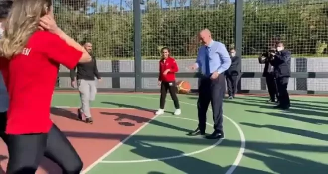 Cumhurbaşkanı Erdoğan Ümraniye’de gençlerle basketbol oynadı
