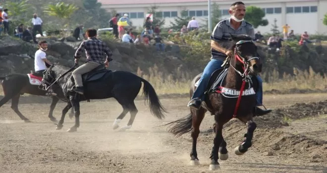 Cumhuriyet Bayramı etkinlikleri kapsamında at yarışları düzenlendi
