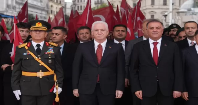 Cumhuriyetin 103. yılı için Taksim’de çelenk