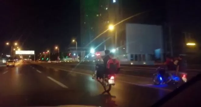 D-100 Karayolunda motosiklet sürücülerinin tehlikeli oyunu
