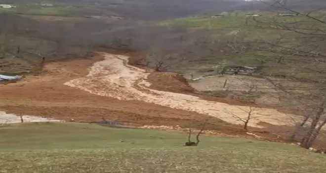 Dağ adeta çamur oldu aktı
