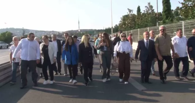 Darbenin 7’nci yılında dev Türk bayrağı 15 Temmuz Şehitler Köprüsü’ne asıldı
