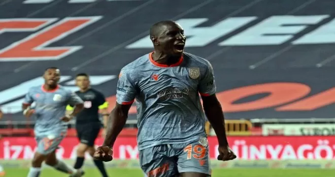 Demba Ba lig tarihine geçti
