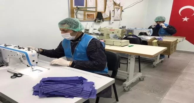 Denetimli serbestlik yükümlüleri, sağlık çalışanları için maske üretiyor
