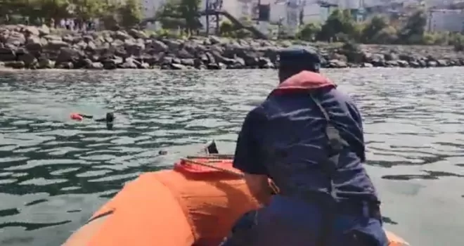 Denizde akıntıya kapılan 2 çocuğu ekipler kurtardı
