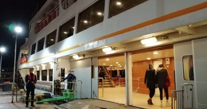 Denizde gece yolculuğu başladı
