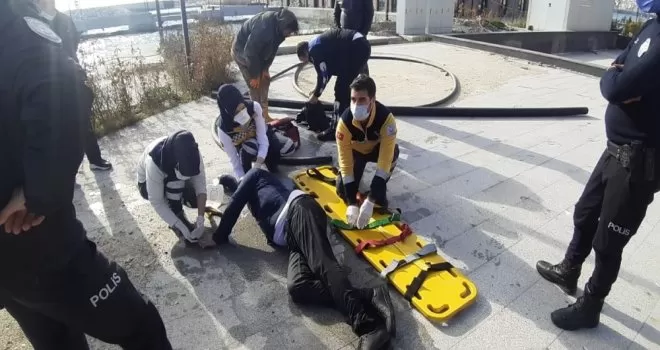 Denize atlayan adamı zabıta memuru kurtardı

