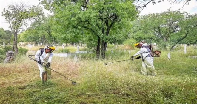 Denizli’de mezarlıklar Kurban Bayramı’na hazır