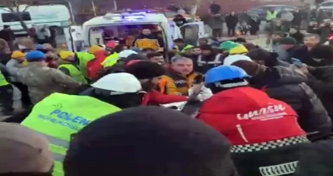 Depremden 5 gün sonra kurtarıldı, elindeki tespihle enkazdan çıkarıldı

