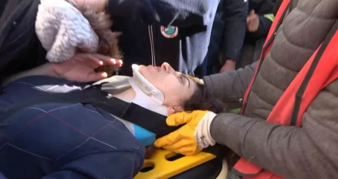 Depremin 83. saatinde enkazın altından sağ çıkarıldı: “Size kahve yapacağım“
