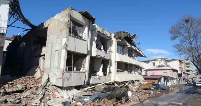 Depremin vurduğu Doğanşehir, harabeye döndü
