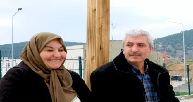 Depremzede aile bayramı yeni evlerinde karşıladı