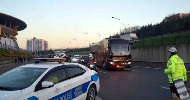 Derbi mücadelesi için takımlar stada geldi
