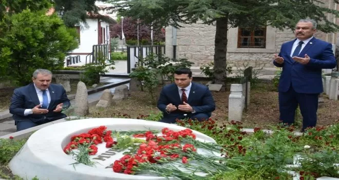 Destici, Muhsin Yazıcıoğlu’nun kabrini ziyaret etti

