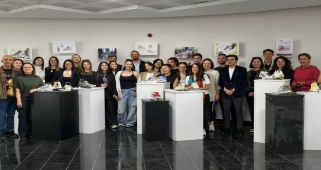 DEÜ’de ayakkabılar sanatla buluştu