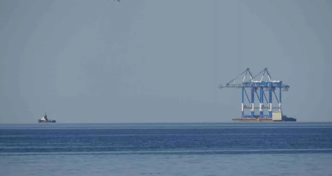 Dev vinç Karadeniz açıklarında ilerlerken sahilden böyle görüntülendi
