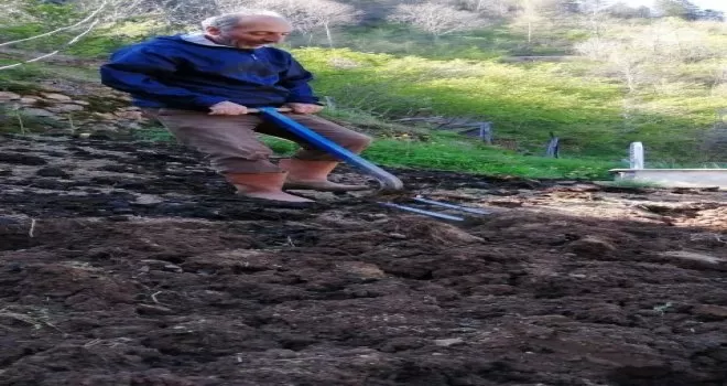 Din görevlileri vatandaşların tarlasını sürdü
